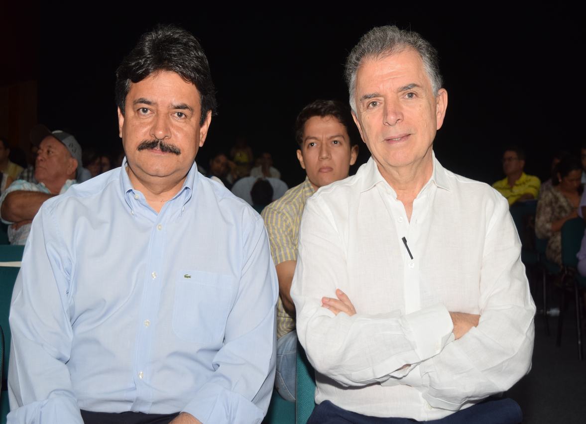 Gobernador del Huila Carlos Julio González Villa junto al magistrado, Germán Bula Escobar.